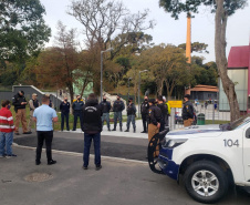 As equipes da Ação Integrada de Fiscalização Urbana (AIFU) flagraram aglomerações de pessoas durante a operação deste sábado (03/07) em Curitiba. Somente em uma festa junina no bairro Lamenha Pequena, cerca de 200 pessoas foram orientadas e dispersadas. O promotor do evento foi autuado em R$50 mil. -  Curitiba, -4/07/2021  -  Foto: PMPR