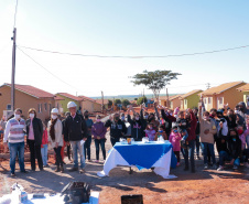 Trinta famílias de Centenário do Sul aguardam ansiosas pela perspectiva de conquistarem uma casa própria nos próximos meses. Elas participaram da última etapa legal antes de receberam as chaves das novas moradias do Governo do Paraná, cujas obras devem ser concluídas até setembro.

Foto: Ronaldo Pereira/Prefeitura de Centenário do Sul