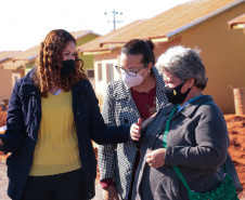 Trinta famílias de Centenário do Sul aguardam ansiosas pela perspectiva de conquistarem uma casa própria nos próximos meses. Elas participaram da última etapa legal antes de receberam as chaves das novas moradias do Governo do Paraná, cujas obras devem ser concluídas até setembro.

Foto: Ronaldo Pereira/Prefeitura de Centenário do Sul