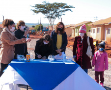 Trinta famílias de Centenário do Sul aguardam ansiosas pela perspectiva de conquistarem uma casa própria nos próximos meses. Elas participaram da última etapa legal antes de receberam as chaves das novas moradias do Governo do Paraná, cujas obras devem ser concluídas até setembro.

Foto: Ronaldo Pereira/Prefeitura de Centenário do Sul