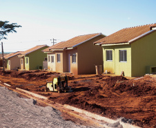 Trinta famílias de Centenário do Sul aguardam ansiosas pela perspectiva de conquistarem uma casa própria nos próximos meses. Elas participaram da última etapa legal antes de receberam as chaves das novas moradias do Governo do Paraná, cujas obras devem ser concluídas até setembro.

Foto: Ronaldo Pereira/Prefeitura de Centenário do Sul