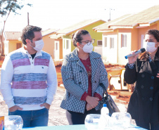 Trinta famílias de Centenário do Sul aguardam ansiosas pela perspectiva de conquistarem uma casa própria nos próximos meses. Elas participaram da última etapa legal antes de receberam as chaves das novas moradias do Governo do Paraná, cujas obras devem ser concluídas até setembro.

Foto: Ronaldo Pereira/Prefeitura de Centenário do Sul