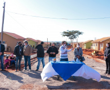 Trinta famílias de Centenário do Sul aguardam ansiosas pela perspectiva de conquistarem uma casa própria nos próximos meses. Elas participaram da última etapa legal antes de receberam as chaves das novas moradias do Governo do Paraná, cujas obras devem ser concluídas até setembro.

Foto: Ronaldo Pereira/Prefeitura de Centenário do Sul