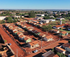 Trinta famílias de Centenário do Sul aguardam ansiosas pela perspectiva de conquistarem uma casa própria nos próximos meses. Elas participaram da última etapa legal antes de receberam as chaves das novas moradias do Governo do Paraná, cujas obras devem ser concluídas até setembro. 
Foto: Alessandro Vieira
