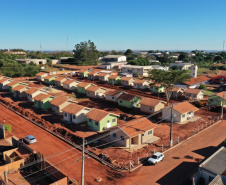 Trinta famílias de Centenário do Sul aguardam ansiosas pela perspectiva de conquistarem uma casa própria nos próximos meses. Elas participaram da última etapa legal antes de receberam as chaves das novas moradias do Governo do Paraná, cujas obras devem ser concluídas até setembro. 
Foto: Alessandro Vieira
