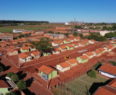 Trinta famílias de Centenário do Sul aguardam ansiosas pela perspectiva de conquistarem uma casa própria nos próximos meses. Elas participaram da última etapa legal antes de receberam as chaves das novas moradias do Governo do Paraná, cujas obras devem ser concluídas até setembro. 
Foto: Alessandro Vieira
