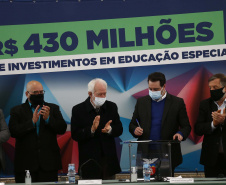 O Governo do Estado vai ampliar em 10% o investimento na educação especial do Paraná. O novo acordo, assinado nesta terça-feira (6) pelo governador Carlos Massa Ratinho Junior, em cerimônia no Palácio Iguaçu, prevê investimentos de R$ 432,3 milhões no ciclo que começa no próximo dia 1º de agosto e vai até o fim de janeiro de 2023. Foto: Jonathan Campos/AEN