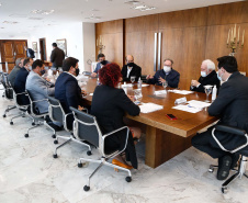 O governador Carlos Massa Ratinho Junior recebeu nesta terça-feira (6), no Palácio Iguaçu, a prefeita de Mandaguari, Ivonéia Furtado, e representantes da sociedade civil do município para discutir a possível implantação de uma trincheira e dois viadutos para melhorar os acessos da PR-444, que corta a cidade do Noroeste do Paraná.Foto: Jonathan Campos/AEN