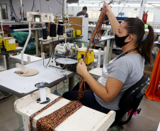 Outra marca de destaque internacional também tem origem paranaense. O Grupo Morena Rosa foi fundado em Cianorte, no Noroeste do Estado, cidade conhecida como capital do vestuário. Hoje, a empresa tem cerca de 6 mil pontos de venda espalhados por 1,7 mil cidades brasileiras, e exporta suas confecções para 12 países. Foto: Ari Dias/AEN
