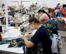 Outra marca de destaque internacional também tem origem paranaense. O Grupo Morena Rosa foi fundado em Cianorte, no Noroeste do Estado, cidade conhecida como capital do vestuário. Hoje, a empresa tem cerca de 6 mil pontos de venda espalhados por 1,7 mil cidades brasileiras, e exporta suas confecções para 12 países. Foto: Ari Dias/AEN