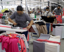 Outra marca de destaque internacional também tem origem paranaense. O Grupo Morena Rosa foi fundado em Cianorte, no Noroeste do Estado, cidade conhecida como capital do vestuário. Hoje, a empresa tem cerca de 6 mil pontos de venda espalhados por 1,7 mil cidades brasileiras, e exporta suas confecções para 12 países. Foto: Ari Dias/AEN