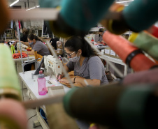 Outra marca de destaque internacional também tem origem paranaense. O Grupo Morena Rosa foi fundado em Cianorte, no Noroeste do Estado, cidade conhecida como capital do vestuário. Hoje, a empresa tem cerca de 6 mil pontos de venda espalhados por 1,7 mil cidades brasileiras, e exporta suas confecções para 12 países. Foto: Ari Dias/AEN