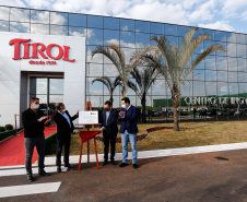 O governador Carlos Massa Ratinho Junior participou nesta quarta-feira (07) da inauguração oficial da primeira unidade industrial da Lacticínios Tirol no Paraná, em Ipiranga, nos Campos Gerais – os testes assépticos, que antecedem a produção comercial, foram iniciados em abril na nova planta. Foto: Jonathan Campos/AEN