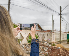 Quem está construindo e precisa pedir a ligação de energia elétrica agora tem uma opção para agilizar o processo de vistoria da entrada de serviço. A conferência, necessária para garantir a segurança das instalações, pode ser feita com base em fotos encaminhadas pelo cliente, junto com a solicitação.  - Curitiba, 08/07/2021  -  Foto: Valdenir Cavalheiro/Copel