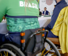 Governador Carlos Massa Ratinho Junior durante solenidade de lançamento nesta quinta-feira (08) no Palácio Iguaçu da campanha Torcida Paraná em Tóquio. O Estado terá a maior delegação de atletas da história do Paraná está na fase final de preparação para os Jogos Olímpicos e Paralímpicos Tóquio-2020 com 35 atletas.Foto Gilson Abreu/AEN