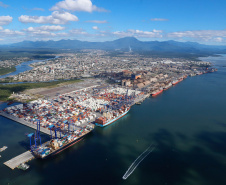 Com 29.081.691 toneladas de cargas movimentadas, os portos do Paraná alcançaram o melhor semestre da história. O volume de produtos importados e exportados entre janeiro e junho de 2021 é 3% maior que o registrado no mesmo período de 2020, quanto foram 28.177.335 toneladas.  - Paranaguá, 08/07/2021  -  Foto: Rodrigo Félix Leal