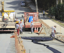 O secretário do Desenvolvimento Urbano e de Obras Públicas (SEDU), João Carlos Ortega, mais a diretora de Operações do Paranacidade, Camila Mileke Scucato, e o analista de desenvolvimento Municipal do Paranacidade, Luiz Antonio Xavier da Silveira, fizeram vistoria da obra de pavimentação com concreto, em execução no Município de Fazenda Rio Grande, na Região Metropolitana de Curitiba.  -  Curitiba,  - Fazenda Rio Grande, 08/07/2021  -  Foto: Gustavo Pontes