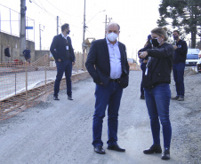 O secretário do Desenvolvimento Urbano e de Obras Públicas (SEDU), João Carlos Ortega, mais a diretora de Operações do Paranacidade, Camila Mileke Scucato, e o analista de desenvolvimento Municipal do Paranacidade, Luiz Antonio Xavier da Silveira, fizeram vistoria da obra de pavimentação com concreto, em execução no Município de Fazenda Rio Grande, na Região Metropolitana de Curitiba.  -  Curitiba,  - Fazenda Rio Grande, 08/07/2021  -  Foto: Gustavo Pontes