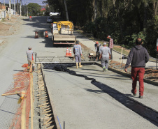 O secretário do Desenvolvimento Urbano e de Obras Públicas (SEDU), João Carlos Ortega, mais a diretora de Operações do Paranacidade, Camila Mileke Scucato, e o analista de desenvolvimento Municipal do Paranacidade, Luiz Antonio Xavier da Silveira, fizeram vistoria da obra de pavimentação com concreto, em execução no Município de Fazenda Rio Grande, na Região Metropolitana de Curitiba.  -  Curitiba,  - Fazenda Rio Grande, 08/07/2021  -  Foto: Gustavo Pontes