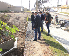 O secretário do Desenvolvimento Urbano e de Obras Públicas (SEDU), João Carlos Ortega, mais a diretora de Operações do Paranacidade, Camila Mileke Scucato, e o analista de desenvolvimento Municipal do Paranacidade, Luiz Antonio Xavier da Silveira, fizeram vistoria da obra de pavimentação com concreto, em execução no Município de Fazenda Rio Grande, na Região Metropolitana de Curitiba.  -  Curitiba,  - Fazenda Rio Grande, 08/07/2021  -  Foto: Gustavo Pontes