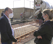 O secretário do Desenvolvimento Urbano e de Obras Públicas (SEDU), João Carlos Ortega, mais a diretora de Operações do Paranacidade, Camila Mileke Scucato, e o analista de desenvolvimento Municipal do Paranacidade, Luiz Antonio Xavier da Silveira, fizeram vistoria da obra de pavimentação com concreto, em execução no Município de Fazenda Rio Grande, na Região Metropolitana de Curitiba.  -  Curitiba,  - Fazenda Rio Grande, 08/07/2021  -  Foto: Gustavo Pontes