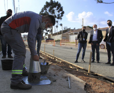 O secretário do Desenvolvimento Urbano e de Obras Públicas (SEDU), João Carlos Ortega, mais a diretora de Operações do Paranacidade, Camila Mileke Scucato, e o analista de desenvolvimento Municipal do Paranacidade, Luiz Antonio Xavier da Silveira, fizeram vistoria da obra de pavimentação com concreto, em execução no Município de Fazenda Rio Grande, na Região Metropolitana de Curitiba.  -  Curitiba,  - Fazenda Rio Grande, 08/07/2021  -  Foto: Gustavo Pontes