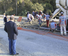 O secretário do Desenvolvimento Urbano e de Obras Públicas (SEDU), João Carlos Ortega, mais a diretora de Operações do Paranacidade, Camila Mileke Scucato, e o analista de desenvolvimento Municipal do Paranacidade, Luiz Antonio Xavier da Silveira, fizeram vistoria da obra de pavimentação com concreto, em execução no Município de Fazenda Rio Grande, na Região Metropolitana de Curitiba.  -  Curitiba,  - Fazenda Rio Grande, 08/07/2021  -  Foto: Gustavo Pontes