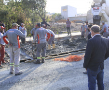 O secretário do Desenvolvimento Urbano e de Obras Públicas (SEDU), João Carlos Ortega, mais a diretora de Operações do Paranacidade, Camila Mileke Scucato, e o analista de desenvolvimento Municipal do Paranacidade, Luiz Antonio Xavier da Silveira, fizeram vistoria da obra de pavimentação com concreto, em execução no Município de Fazenda Rio Grande, na Região Metropolitana de Curitiba.  -  Curitiba,  - Fazenda Rio Grande, 08/07/2021  -  Foto: Gustavo Pontes