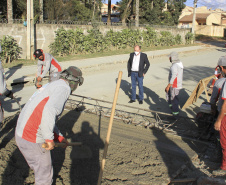 O secretário do Desenvolvimento Urbano e de Obras Públicas (SEDU), João Carlos Ortega, mais a diretora de Operações do Paranacidade, Camila Mileke Scucato, e o analista de desenvolvimento Municipal do Paranacidade, Luiz Antonio Xavier da Silveira, fizeram vistoria da obra de pavimentação com concreto, em execução no Município de Fazenda Rio Grande, na Região Metropolitana de Curitiba.  -  Curitiba,  - Fazenda Rio Grande, 08/07/2021  -  Foto: Gustavo Pontes