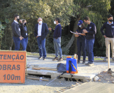 O secretário do Desenvolvimento Urbano e de Obras Públicas (SEDU), João Carlos Ortega, mais a diretora de Operações do Paranacidade, Camila Mileke Scucato, e o analista de desenvolvimento Municipal do Paranacidade, Luiz Antonio Xavier da Silveira, fizeram vistoria da obra de pavimentação com concreto, em execução no Município de Fazenda Rio Grande, na Região Metropolitana de Curitiba.  -  Curitiba,  - Fazenda Rio Grande, 08/07/2021  -  Foto: Gustavo Pontes