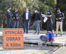 O secretário do Desenvolvimento Urbano e de Obras Públicas (SEDU), João Carlos Ortega, mais a diretora de Operações do Paranacidade, Camila Mileke Scucato, e o analista de desenvolvimento Municipal do Paranacidade, Luiz Antonio Xavier da Silveira, fizeram vistoria da obra de pavimentação com concreto, em execução no Município de Fazenda Rio Grande, na Região Metropolitana de Curitiba.  -  Curitiba,  - Fazenda Rio Grande, 08/07/2021  -  Foto: Gustavo Pontes