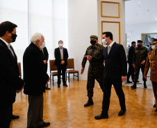 O governador Carlos Massa Ratinho Junior recebeu nesta sexta-feira (9), no Palácio Iguaçu, o comandante-geral do Exército Brasileiro, general Paulo Sérgio Nogueira de Oliveira, e uma comitiva com o alto comando da instituição militar. -  Curitiba, 09/07/2021  -  Foto: Jonathan Campos/AEN