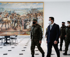 O governador Carlos Massa Ratinho Junior recebeu nesta sexta-feira (9), no Palácio Iguaçu, o comandante-geral do Exército Brasileiro, general Paulo Sérgio Nogueira de Oliveira, e uma comitiva com o alto comando da instituição militar. -  Curitiba, 09/07/2021  -  Foto: Jonathan Campos/AEN