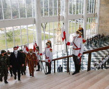O governador Carlos Massa Ratinho Junior recebeu nesta sexta-feira (9), no Palácio Iguaçu, o comandante-geral do Exército Brasileiro, general Paulo Sérgio Nogueira de Oliveira, e uma comitiva com o alto comando da instituição militar. -  Curitiba, 09/07/2021  -  Foto: Jonathan Campos/AEN