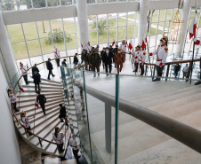 O governador Carlos Massa Ratinho Junior recebeu nesta sexta-feira (9), no Palácio Iguaçu, o comandante-geral do Exército Brasileiro, general Paulo Sérgio Nogueira de Oliveira, e uma comitiva com o alto comando da instituição militar. -  Curitiba, 09/07/2021  -  Foto: Jonathan Campos/AEN