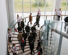 O governador Carlos Massa Ratinho Junior recebeu nesta sexta-feira (9), no Palácio Iguaçu, o comandante-geral do Exército Brasileiro, general Paulo Sérgio Nogueira de Oliveira, e uma comitiva com o alto comando da instituição militar. -  Curitiba, 09/07/2021  -  Foto: Jonathan Campos/AEN