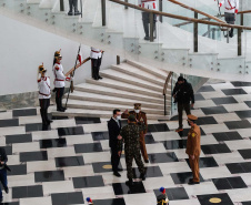 O governador Carlos Massa Ratinho Junior recebeu nesta sexta-feira (9), no Palácio Iguaçu, o comandante-geral do Exército Brasileiro, general Paulo Sérgio Nogueira de Oliveira, e uma comitiva com o alto comando da instituição militar. -  Curitiba, 09/07/2021  -  Foto: Jonathan Campos/AEN