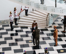 O governador Carlos Massa Ratinho Junior recebeu nesta sexta-feira (9), no Palácio Iguaçu, o comandante-geral do Exército Brasileiro, general Paulo Sérgio Nogueira de Oliveira, e uma comitiva com o alto comando da instituição militar. -  Curitiba, 09/07/2021  -  Foto: Jonathan Campos/AEN