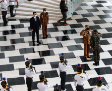 O governador Carlos Massa Ratinho Junior recebeu nesta sexta-feira (9), no Palácio Iguaçu, o comandante-geral do Exército Brasileiro, general Paulo Sérgio Nogueira de Oliveira, e uma comitiva com o alto comando da instituição militar. -  Curitiba, 09/07/2021  -  Foto: Jonathan Campos/AEN