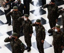 O governador Carlos Massa Ratinho Junior recebeu nesta sexta-feira (9), no Palácio Iguaçu, o comandante-geral do Exército Brasileiro, general Paulo Sérgio Nogueira de Oliveira, e uma comitiva com o alto comando da instituição militar. -  Curitiba, 09/07/2021  -  Foto: Jonathan Campos/AEN