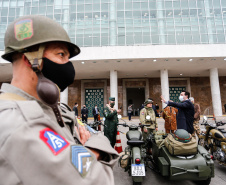 O governador Carlos Massa Ratinho Junior recebeu nesta sexta-feira (9), no Palácio Iguaçu, o comandante-geral do Exército Brasileiro, general Paulo Sérgio Nogueira de Oliveira, e uma comitiva com o alto comando da instituição militar. -  Curitiba, 09/07/2021  -  Foto: Jonathan Campos/AEN