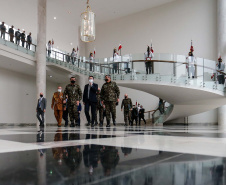 O governador Carlos Massa Ratinho Junior recebeu nesta sexta-feira (9), no Palácio Iguaçu, o comandante-geral do Exército Brasileiro, general Paulo Sérgio Nogueira de Oliveira, e uma comitiva com o alto comando da instituição militar. -  Curitiba, 09/07/2021  -  Foto: Jonathan Campos/AEN
