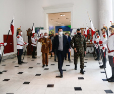 O governador Carlos Massa Ratinho Junior recebeu nesta sexta-feira (9), no Palácio Iguaçu, o comandante-geral do Exército Brasileiro, general Paulo Sérgio Nogueira de Oliveira, e uma comitiva com o alto comando da instituição militar. -  Curitiba, 09/07/2021  -  Foto: Jonathan Campos/AEN