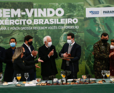 O governador Carlos Massa Ratinho Junior recebeu nesta sexta-feira (9), no Palácio Iguaçu, o comandante-geral do Exército Brasileiro, general Paulo Sérgio Nogueira de Oliveira, e uma comitiva com o alto comando da instituição militar. -  Curitiba, 09/07/2021  -  Foto: Jonathan Campos/AEN