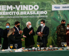 O governador Carlos Massa Ratinho Junior recebeu nesta sexta-feira (9), no Palácio Iguaçu, o comandante-geral do Exército Brasileiro, general Paulo Sérgio Nogueira de Oliveira, e uma comitiva com o alto comando da instituição militar. -  Curitiba, 09/07/2021  -  Foto: Jonathan Campos/AEN