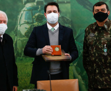 O governador Carlos Massa Ratinho Junior recebeu nesta sexta-feira (9), no Palácio Iguaçu, o comandante-geral do Exército Brasileiro, general Paulo Sérgio Nogueira de Oliveira, e uma comitiva com o alto comando da instituição militar. -  Curitiba, 09/07/2021  -  Foto: Jonathan Campos/AEN
