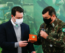 O governador Carlos Massa Ratinho Junior recebeu nesta sexta-feira (9), no Palácio Iguaçu, o comandante-geral do Exército Brasileiro, general Paulo Sérgio Nogueira de Oliveira, e uma comitiva com o alto comando da instituição militar. -  Curitiba, 09/07/2021  -  Foto: Jonathan Campos/AEN
