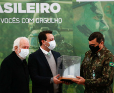 O governador Carlos Massa Ratinho Junior recebeu nesta sexta-feira (9), no Palácio Iguaçu, o comandante-geral do Exército Brasileiro, general Paulo Sérgio Nogueira de Oliveira, e uma comitiva com o alto comando da instituição militar. -  Curitiba, 09/07/2021  -  Foto: Jonathan Campos/AEN