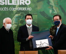 O governador Carlos Massa Ratinho Junior recebeu nesta sexta-feira (9), no Palácio Iguaçu, o comandante-geral do Exército Brasileiro, general Paulo Sérgio Nogueira de Oliveira, e uma comitiva com o alto comando da instituição militar. -  Curitiba, 09/07/2021  -  Foto: Jonathan Campos/AEN