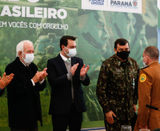 O governador Carlos Massa Ratinho Junior recebeu nesta sexta-feira (9), no Palácio Iguaçu, o comandante-geral do Exército Brasileiro, general Paulo Sérgio Nogueira de Oliveira, e uma comitiva com o alto comando da instituição militar. -  Curitiba, 09/07/2021  -  Foto: Jonathan Campos/AEN